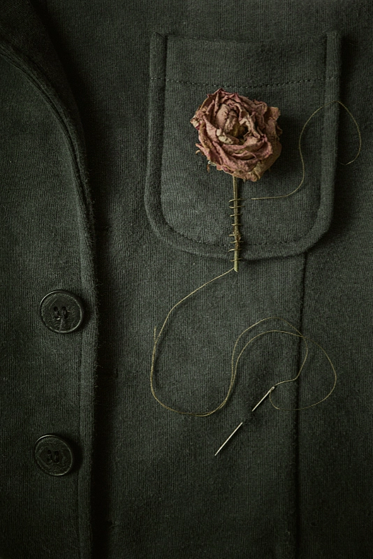 Rose cousue - vêtement vert foncé