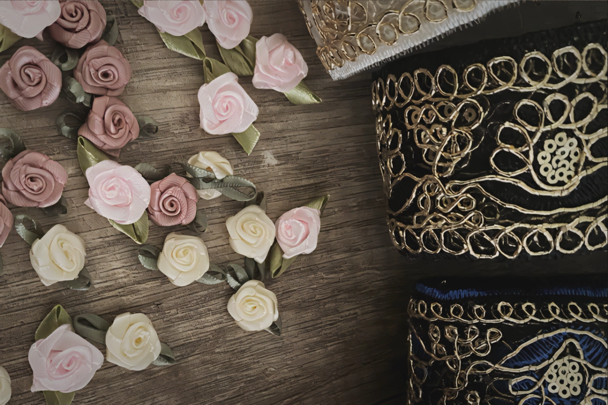 Roses de satin - Galons Rosa Plume