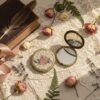 Miroir de poche Rosa Plume - illustré d'une rose et feuillage