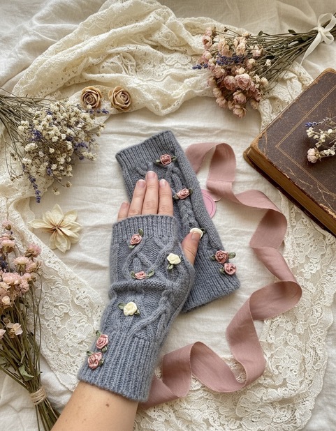 Mitaine - Rosa Plume - couleur grise - petites roses brodées roses et blanches