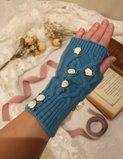 Mitaine - Rosa Plume - couleur bleue - six petites roses brodées