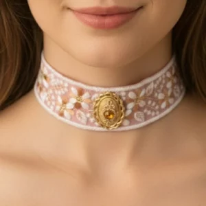 Collier ras de cou galon rose à broche centrale