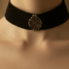 collier ras de cou velours noir et médaillon bronze